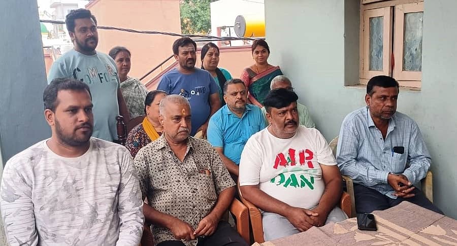 ರಾಮನಗರದಲ್ಲಿ ಆಯೋಜಿಸಿರುವ ಪಾಂಡುರಂಗ ಸ್ವಾಮಿಯ ದಿಂಡಿ ಮಹೋತ್ಸವ ಕುರಿತು ಭಾನುವಾರ ನಡೆದ ಸುದ್ದಿಗೋಷ್ಠಿಯಲ್ಲಿ ಭಾವಸಾರ ಕ್ಷತ್ರೀಯ ಸಮುದಾಯದ ಅಧ್ಯಕ್ಷ ಗಣೇಶ್ ರಾವ್ ಕಾಕಡೆ ಮಾತನಾಡಿದರು. ಉಪಾಧ್ಯಕ್ಷ ಕಿರಣ್ ರಾವ್ ಬಾಂಬೊರೆ, ಪದಾಧಿಕಾರಿಗಳು ಹಾಗೂ ಮುಖಂಡರು ಇದ್ದಾರೆ