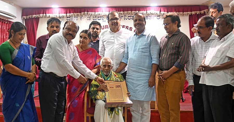 <div class="paragraphs"><p>ಮಂಗಳೂರಿನ ಪತ್ರಿಕಾ ಭವನದಲ್ಲಿ ನಡೆದ ಪತ್ರಿಕಾ ದಿನಾಚರಣೆಯಲ್ಲಿ ಪತ್ರಿಕಾ ವಿತರಕ ತಾರಾನಾಥ್ ಕಾಮತ್ ಅವರನ್ನು ಸ್ಪೀಕರ್ ಯು.ಟಿ.ಖಾದರ್ ಸನ್ಮಾನಿಸಿದರು. </p></div>