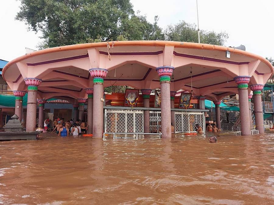 ಮಹಾರಾಷ್ಟ್ರದ ಕೊಲ್ಹಾಪುರ ಜಿಲ್ಲೆಯ ಸುಕ್ಷೇತ್ರ ನರಸಿಂಹವಾಡಿಯ ದತ್ತ ಮಂದಿರ ಕೃಷ್ಣಾ ನದಿನೀರಿನಿಂದ ಜಲಾವೃತಗೊಂಡಿದೆ