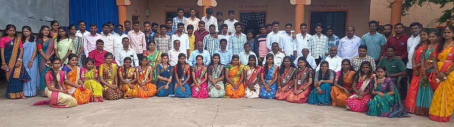 ಪರಮಾನಂದವಾಡಿ ಸಮೀಪದ ಯಲ್ಪಾರಟ್ಟಿಯಲ್ಲಿ ಹಮ್ಮಿಕೊಂಡಿದ್ದ ವಾರ್ಷಿಕ ವಿಶೇಷ ಶಿಬಿರದ ಸಮಾರೋಪ ಕಾರ್ಯಕ್ರಮದಲ್ಲಿ ಪಾಲ್ಗೊಂಡಿದ್ದ ಶಿಬಿರಾರ್ಥಿಗಳು