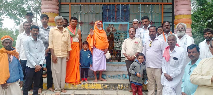 ನಾರಾಯಣಪುರ ಸಮೀಪದ ಪವಾಡ ಬಸವೇಶ್ವರ ದೇಗುಲದಲ್ಲಿ ಗುರು ಪೂರ್ಣಿಮೆ ಅಂಗವಾಗಿ ಹಮ್ಮಿಕೊಂಡ ಕಾರ್ಯಕ್ರಮದಲ್ಲಿ ಭಾಗಿಯಾಗಿದ್ದ ಭಕ್ತರು