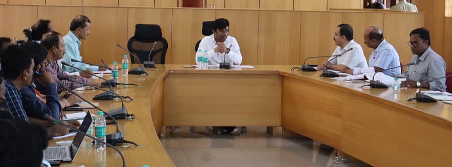 ರಾಮನಗರದ ಜಿಲ್ಲಾಧಿಕಾರಿ ಕಚೇರಿ ಸಭಾಂಗಣದಲ್ಲಿ ಶುಕ್ರವಾರ ನಡೆದ ಜಿಲ್ಲಾ ಮಟ್ಟದ ಲಸಿಕೆ ಕಾರ್ಯಪಡೆ ಸಮಿತಿ ಸಭೆಯಲ್ಲಿ ಜಿಲ್ಲಾಧಿಕಾರಿ ಯಶವಂತ್ ವಿ. ಗುರುಕರ್ ಮಾತನಾಡಿದರು. ಜಿಲ್ಲಾ ಆರೋಗ್ಯ ಮತ್ತು ಕುಟುಂಬ ಕಲ್ಯಾಣಾಧಿಕಾರಿ ಡಾ. ನಿರಂಜನ್, ಆರ್ಸಿಎಚ್ ಅಧಿಕಾರಿ ಡಾ. ರಾಜು, ಜಿಲ್ಲಾ ಶಸ್ತ್ರಚಿಕಿತ್ಸಕ ಡಾ. ಮಂಜುನಾಥ್ ಹಾಗೂ ಇತರರು ಇದ್ದಾರೆ