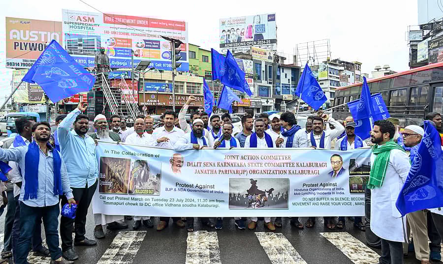 <div class="paragraphs"><p>ಕಲಬುರಗಿಯಲ್ಲಿ ಮಂಗಳವಾರ ಜನತಾ ಪರಿವಾರ ಹಾಗೂ ದಲಿತ ಸೇನೆ ಸಂಘಟನೆಗಳ ಮುಖಂಡರು ಪ್ರತಿಭಟನೆ ನಡೆಸಿದರು –</p></div>