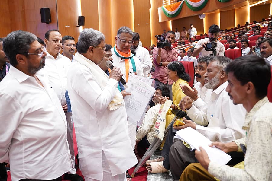 ಬೆಂಗಳೂರಿನ ಕೆಪಿಸಿಸಿ ಕಚೇರಿಯಲ್ಲಿ ಮುಖ್ಯಮಂತ್ರಿ ಸಿದ್ದರಾಮಯ್ಯ ಅವರು ಪಕ್ಷದ ಕಾರ್ಯಕರ್ತರಿಂದ ಅಹವಾಲು ಸ್ವೀಕರಿಸಿದರು. ಮುಖ್ಯಮಂತ್ರಿಯವರ ರಾಜಕೀಯ ಕಾರ್ಯದರ್ಶಿ ನಸೀರ್ ಅಹಮದ್, ಕೆಪಿಸಿಸಿ ಪ್ರಚಾರ ಸಮಿತಿ ಅಧ್ಯಕ್ಷ ವಿನಯಕುಮಾರ್ ಸೊರಕೆ, ಕಾರ್ಯಾಧ್ಯಕ್ಷರಾದ ಜಿ.ಸಿ. ಚಂದ್ರಶೇಖರ್, ತನ್ವೀರ್ ಸೇಠ್ ಜತೆಗಿದ್ದರು