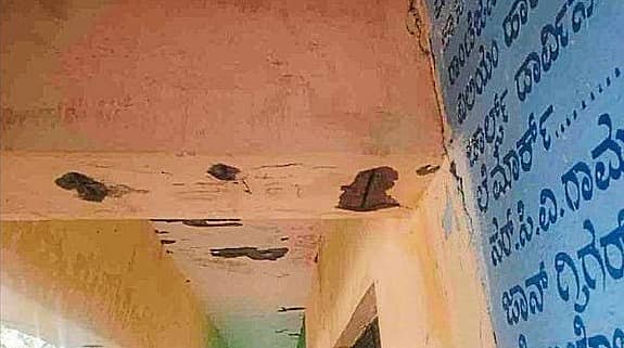 <div class="paragraphs"><p>ಶಾಲೆಯ ಹೊರಗಡೆ ಚಾವಡಿ ಉದುರುತಿರುವುದು</p></div><div class="paragraphs"></div><div class="paragraphs"><p><br></p></div>