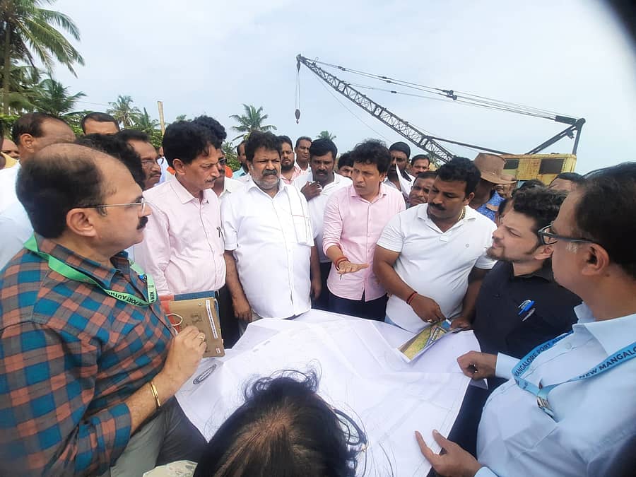 ಕುಳಾಯಿ ಬಳಿ ನಿರ್ಮಾಣವಾಗುತ್ತಿರುವ ಕಿರು ಜೆಟ್ಟಿ ಕಾಮಗಾರಿ ಸ್ಥಳಕ್ಕೆ ಮೀನುಗಾರಿಕಾ ಸಚಿವ ಭೇಟಿ ನೀಡಿದರು