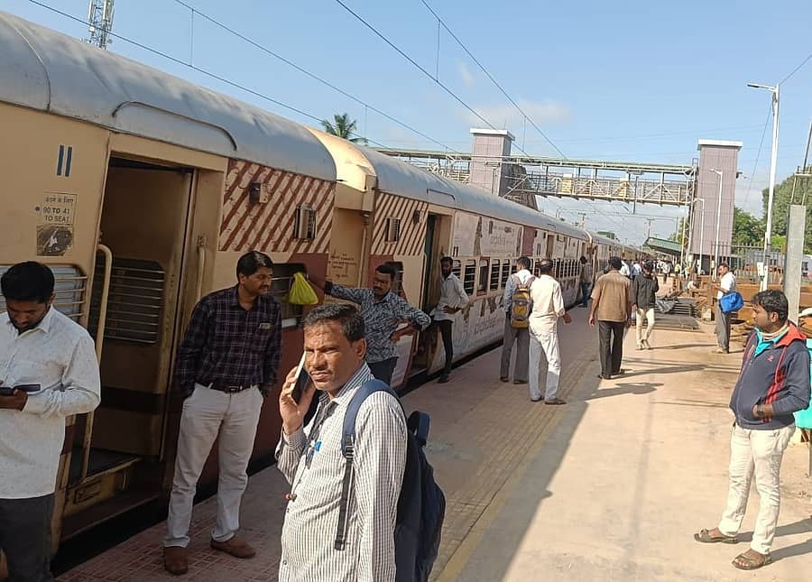 ರೈಲ್ವೆ ಅಂಡರ್ಪಾಸ್ ಕಾಮಗಾರಿಯಿಂದಾಗಿ ಬೆಂಗಳೂರಿಗೆ ತೆರಳಬೇಕಿದ್ದ ರೈಲು ರಾಮನಗರ ರೈಲು ನಿಲ್ದಾಣದಲ್ಲೇ ಎರಡು ತಾಸು ಬೀಡು ಬಿಟ್ಟಿತ್ತು