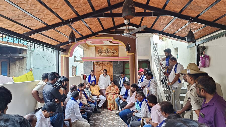 ಕನಕಪುರ ಮಳೆಗಾಳು ಎಕೆ ಕಾಲೋನಿ ಗೆ ದಲಿತ ಮುಖಂಡರು ಭೇಟಿ ನೀಡಿ ಅನೀಶ್ ಕುಟುಂಬಕ್ಕೆ ಧೈರ್ಯ ತುಂಬಿದರು