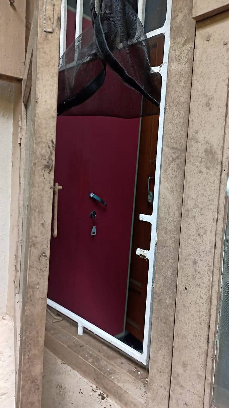 ಕಳವು ನಡೆದ ಕೋಡಿಕಲ್ ರಸ್ತೆ ಬಳಿಯ ಮನೆಯ ಕಿಟಕಿಯ ಗ್ರಿಲ್ಗಳನ್ನು ಕತ್ತರಿಸಿರುವುದು