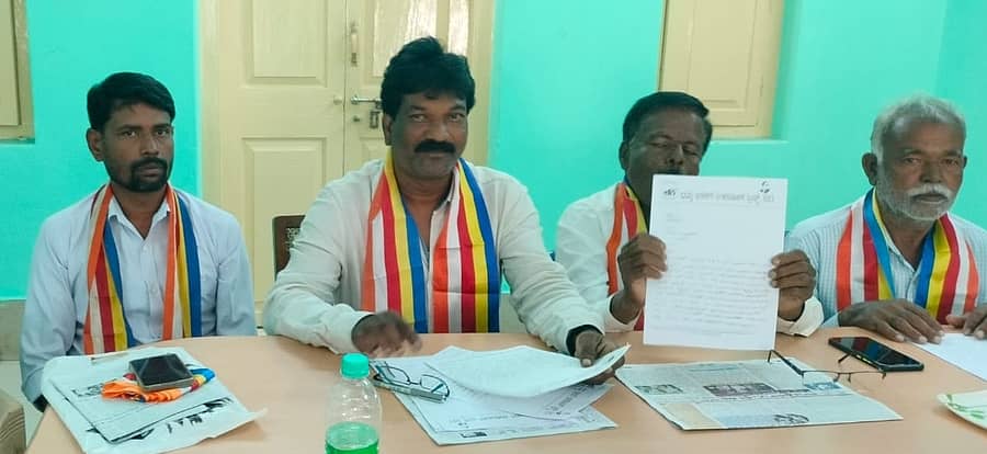 ರಾಮನಗರದಲ್ಲಿ ಸೋಮವಾರ ನಡೆದ ಸುದ್ದಿಗೋಷ್ಠಿಯಲ್ಲಿ ಧಮ್ಮ ದೀವಿಗೆ ಟ್ರಸ್ಟ್ ಅಧ್ಯಕ್ಷ ಮಲ್ಲಿಕಾರ್ಜುನ್ ಅವರು ಮಾತನಾಡಿದರು. ಸಾತನೂರು ಶಿವಮಾದು, ನಿಂಗರಾಜು, ಮುನಿರಾಜು ಇದ್ದಾರೆ