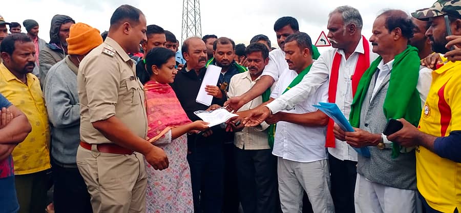 ಕುಣಿಗಲ್- ಮದ್ದೂರು ರಸ್ತೆ ರೈಲ್ವೆ ಮೇಲ್ಸೇತುವೆ ದುರಸ್ತಿಗೆ ಆಗ್ರಹಿಸಿದ ರೈತರ ಹಿತರಕ್ಷಣ ವೇದಿಕೆ ಪದಾಧಿಕಾರಿಗಳು ಪ್ರತಿಭಟನೆ ನಡೆಸಿದರು