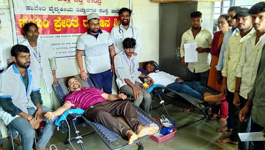 ಮೊಹರಂ ಹಬ್ಬದ ಅಂಗವಾಗಿ ಸವಣೂರು ತಾಲ್ಲೂಕಿನ ಹೊಸಳ್ಳಿ ಗ್ರಾಮದ ಜೀವ ದಾನಿಗಳ ಬಳಗ ವತಿಯಿಂದ ಗ್ರಾಮದಲ್ಲಿ ಏರ್ಪಡಿಸಿದ್ದ ಸ್ವಯಂ ಪ್ರೇರಿತ ರಕ್ತದಾನ ಶಿಬಿರದಲ್ಲಿ ಆಯೋಜಕರಾದ ಅಕ್ಬರ್ಅಲಿ ಫಿರಜಾದೆ ಹಾಗೂ ಮೌಲಾಲಿ ಫಿರಜಾದೆ ರಕ್ತದಾನ ಮಾಡಿದರು