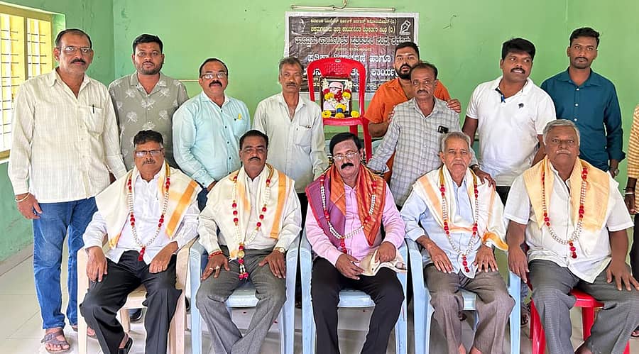 ಕಡೂರಿನ ಪ್ರವಾಸಿ ಮಂದಿರದಲ್ಲಿ ಕಡೂರು ತಾಲ್ಲೂಕು ಕಾರ್ಯನಿರತ ಪತ್ರಕರ್ತರ ಸಂಘದ ವತಿಯಿಂದ ನಡೆದ ಪತ್ರಿಕಾ ದಿನಾಚರಣೆಯಲ್ಲಿ ಸಿ.ಎಚ್.ಮೂರ್ತಿ, ಕೆ.ವಿ.ವಾಸು, ಮುರುಗೇಶಪ್ಪ, ಲೋಕೇಶಪ್ಪ ಅವರನ್ನು ಸನ್ಮಾನಿಸಲಾಯಿತು