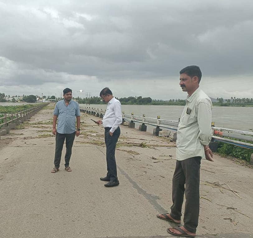 ಗಂಗಾವತಿ ತಾಲ್ಲೂಕಿನ ಚಿಕ್ಕಜಂತಕಲ್ ಸಮೀಪದ ಕಂಪ್ಲಿ ಗಂಗಾವತಿ ಸಂಪರ್ಕ ಕಲ್ಪಿಸುವ ಸೇತುವೆಗೆ ತಹಶೀಲ್ದಾರ್ ಯು.ನಾಗರಾಜ ಭಾನುವಾರ ಭೇಟಿ ನೀಡಿ, ಪರಿಶೀಲಿಸಿದರು