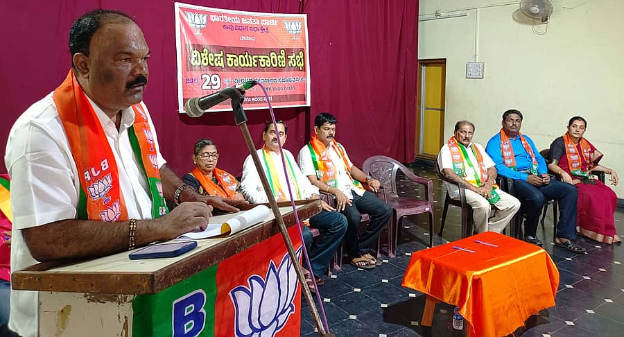 ಕಾಪು ವೀರಭದ್ರ ದೇವಸ್ಥಾನದಲ್ಲಿ ಸೋಮವಾರ ಭಾರತೀಯ ಜನತಾ ಪಕ್ಷ ಆಯೋಜಸಿದ್ದ  ವಿಶೇಷ ಕರ‍್ಯಕಾರಿಣಿ ಕಾಪು ಶಾಸಕ ಗರ‍್ಮೆ ಸುರೇಶ್ ಶೆಟ್ಟಿ ಉದ್ಘಾಟಿಸಿದರು.