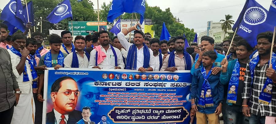 ಗಂಗಾವತಿ ನಗರದ ಕೃಷ್ಣದೇವರಾಯ ವೃತ್ತದಲ್ಲಿ ಸೋಮ ವಾರ ಕರ್ನಾಟಕ ದಲಿತ ಸಂಘರ್ಷ ಸಮಿತಿ ಸದಸ್ಯರು ಮ ದ್ಯ ಆಕ್ರಮ ಮಾರಾಟ, ಅಬಕಾರಿ ಇಲಾಖೆ ಅಧಿಕಾರಿಗಳ ನಿರ್ಲಕ್ಷ್ಯ ಖಂಡಿಸಿ ಪ್ರತಿಭಟನೆ ನಡೆಸಿದರು