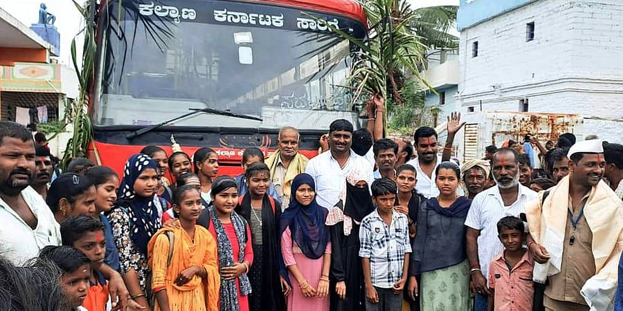 ಹುಣಸಗಿ ತಾಲ್ಲೂಕಿನ ಸದಬ ಗ್ರಾಮಕ್ಕೆ ಆಗಮಿಸಿದ ಸಾರಿಗೆ ಸಂಸ್ಥೆಯ ಬಸ್ಗೆ ಪೂಜೆ ಸಲ್ಲಿಸಿ ಸ್ವಾಗತಿಸಲಾಯಿತು