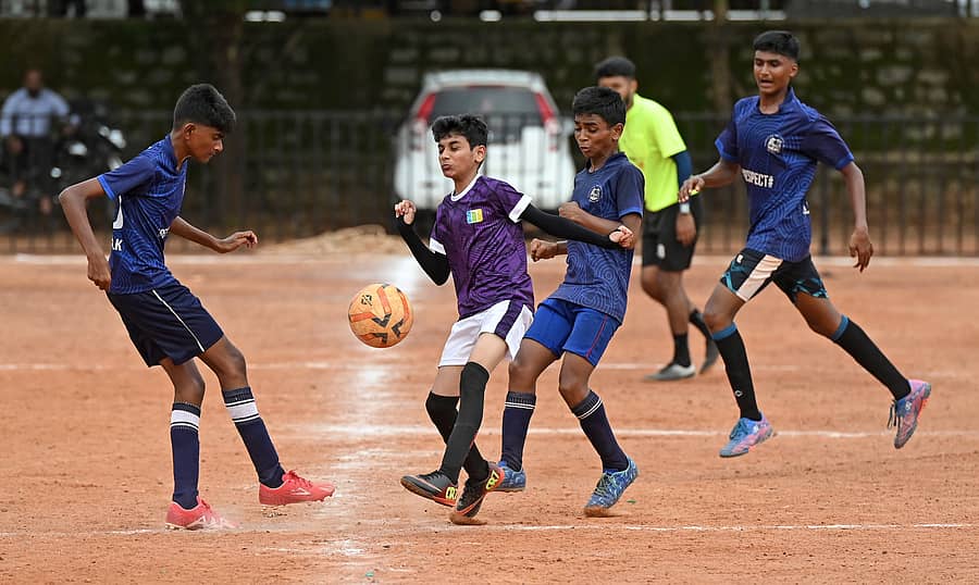 ಅಡ್ಯಾರ್ನ ಬರ್ಖಾ ಶಾಲೆ ಮತ್ತು ಉಳ್ಳಾಲದ ಭಾರತಿ ಶಾಲೆ ತಂಡಗಳ ಆಟಗಾರರು ಚೆಂಡಿನ ಮೇಲೆ ಹಿಡಿತ ಸಾಧಿಸಲು ಪ್ರಯತ್ನಿಸಿದರು –ಪ್ರಜಾವಾಣಿ ಚಿತ್ರ / ಫಕ್ರುದ್ದೀನ್ ಎಚ್