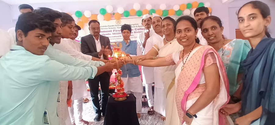 ಕೊಪ್ಪಳ ತಾಲ್ಲೂಕಿನ ಇರಕಲ್ಲಗಡದಲ್ಲಿ ಸೋಮವಾರ ನಡೆದ ವಿಚಾರ ಸಂಕಿರಣವನ್ನು ಬೆಂಗಳೂರಿನ ಗಾಂಧಿ ಸ್ಮಾರಕ ನಿಧಿಯ ಸಂಘಟಕಿ ಅಬೀದ್ ಬೇಗಂ ಉದ್ಘಾಟಿಸಿದರು