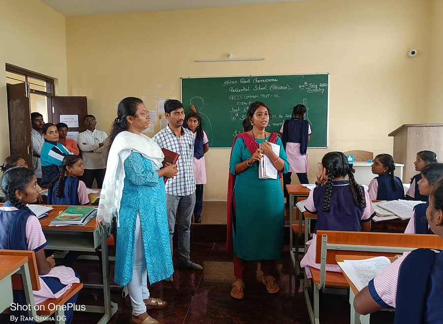 ಗುಬ್ಬಿ ತಾಲ್ಲೂಕಿನ ಹೂವಿನಕಟ್ಟೆ ವಾಸತಿ ಶಾಲೆಗೆ ಜಿಲ್ಲಾಧಿಕಾರಿ ಶುಭಕಲ್ಯಾಣ್ ಭೇಟಿ ನೀಡಿ ಚರ್ಚಿಸಿದರು