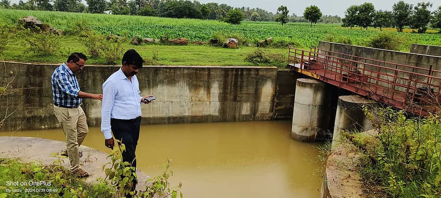 ಗುತ್ತಲ ಸಮೀಪದ ಕೆರೆಗೆ ನೀರು ತುಂಬಿಸುತ್ತಿರುವ ಹಿನ್ನೆಲೆಯಲ್ಲಿ ತುಂಗಾ ಮೇಲ್ದಂಡೆ ಯೋಜನೆ ಕಾಲುವೆಗೇ ತಹಶೀಲ್ದಾರ್ ಶಂಕರ್ ಭೇಟಿ ನೀಡಿ ವೀಕ್ಷಿಸಿದರು