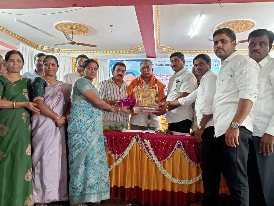 <div class="paragraphs"><p>ಶಿರಾಳಕೊಪ್ಪದಲ್ಲಿ ನೂತನ ಡಿಸಿಸಿ ಬ್ಯಾಂಕ್ ನಿರ್ದೇಶಕ ಶಿವಶಂಕರಪ್ಪ ಅವರನ್ನು ಸನ್ಮಾನಿಸಲಾಯಿತು</p></div>