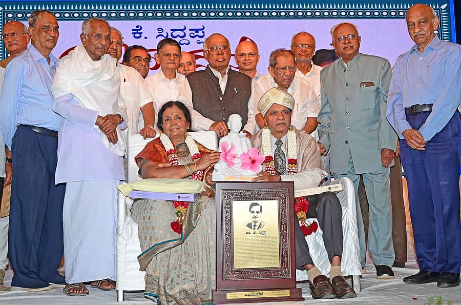 <div class="paragraphs"><p>ನಗರದಲ್ಲಿ ಆಯೋಜಿಸಿದ್ದ ಅಭಿನಂದನಾ ಸಮಾರಂಭದಲ್ಲಿ ಪ್ರೊ.ಕೆ.ಸಿದ್ದಪ್ಪ ಮತ್ತು ಪತ್ನಿ ರತ್ನ ಸಿದ್ದಪ್ಪ ದಂಪತಿಯನ್ನು ಸನ್ಮಾನಿಸಿ ಗೌರವಿಸಲಾಯಿತು.</p></div>