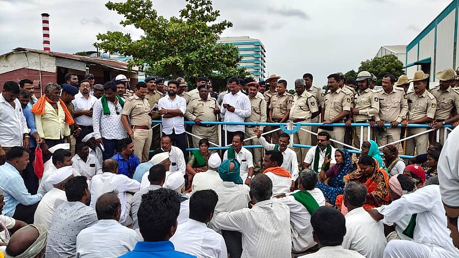 ರಾಮದುರ್ಗ ತಾಲ್ಲೂಕಿನ ಶಿವಸಾಗರ ಸಕ್ಕರೆ ಕಾರ್ಖಾನೆಯನ್ನು ಷೇರುದಾರರ ಹಿತ ಕಾಯದೇ ಬೇರೆಯವರಿಗೆ ಮಾರಾಟ ಮಾಡಿರುವ ಕ್ರಮವನ್ನು ಖಂಡಿಸಿ ಉತ್ತರ ಕರ್ನಾಟಕ ರೈತ ಮತ್ತು ಕಬ್ಬು ಬೆಳಗಾರರ ಸಂಘದ ಸದಸ್ಯರು ಕಾರ್ಖಾನೆಯ ಮುಂಭಾಗದಲ್ಲಿ ಗುರುವಾರ ಪ್ರತಿಭಟನೆ ನಡೆಸಿದರು