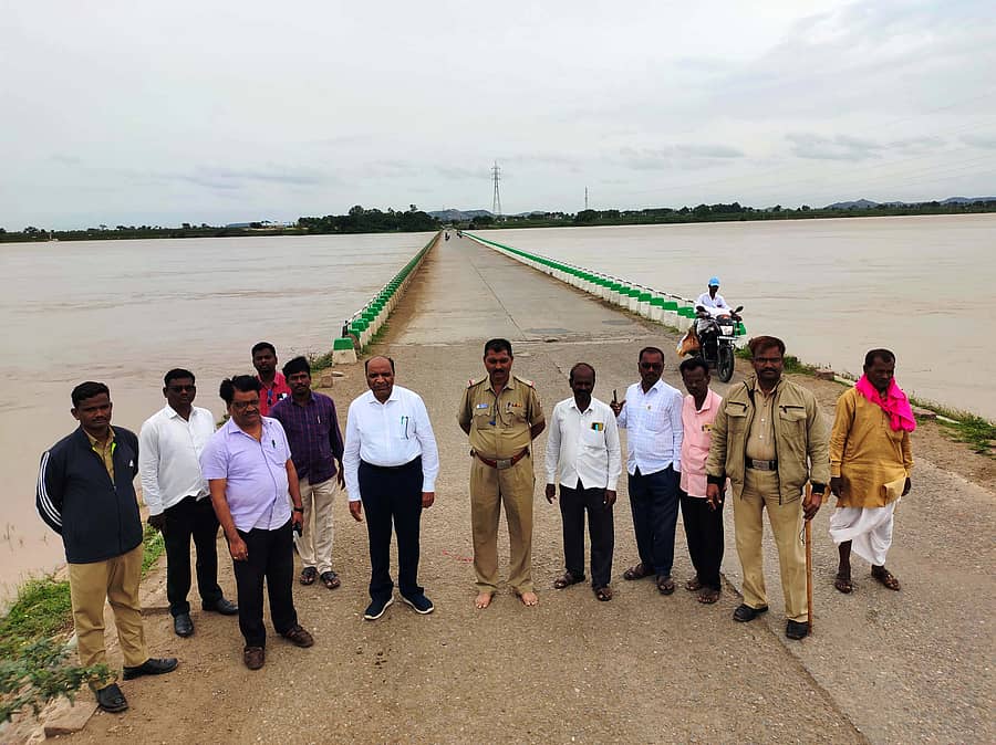 ಯಾದಗಿರಿ ಜಿಲ್ಲೆಯ ಶಹಾಪುರ ತಾಲ್ಲೂಕಿನ ಕೊಳ್ಳೂರು(ಎಂ) ಗ್ರಾಮದ ಸೇತುವೆ ಮಟ್ಟಕ್ಕೆ ನೀರು ಬಂದಿರುವುದು