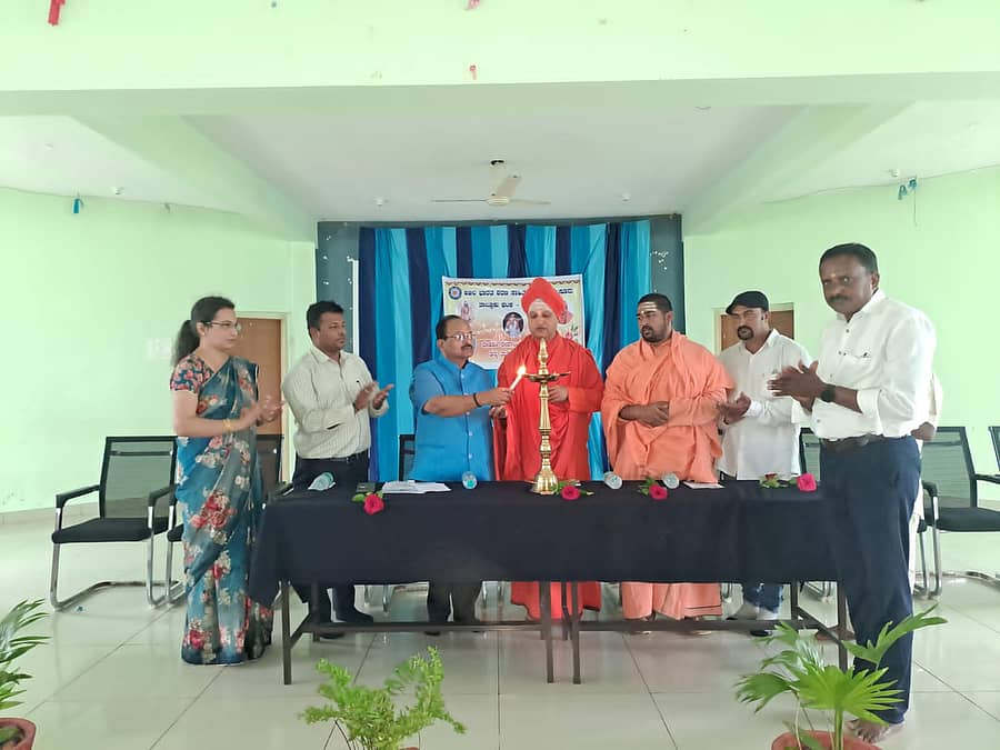ವಿರಾಜಪೇಟೆ ಸಮೀಪದ ಬಾಳುಗೋಡು ಏಕಲವ್ಯ ವಸತಿ ಶಾಲೆಯಲ್ಲಿ ವಚನ ಸಾಹಿತ್ಯದ ಸಂರಕ್ಷಕ ಫ.ಗು.ಹಳಕಟ್ಟಿ ಜನ್ಮದಿನಾಚರಣೆ ಅಂಗವಾಗಿ ತಾಲ್ಲೂಕು ಶರಣ ಸಾಹಿತ್ಯ ಪರಿಷತ್ತು ಘಟಕದ ವತಿಯಿಂದ ಮಂಗಳವಾರ ನಡೆದ ಕಾರ್ಯಕ್ರಮಕ್ಕೆ ಕಳಂಚೇರಿ ಮಠದ ಶಾಂತಮಲ್ಲಿಕಾರ್ಜುನಾ ಸ್ವಾಮೀಜಿ ಚಾಲನೆ ನೀಡಿದರು.