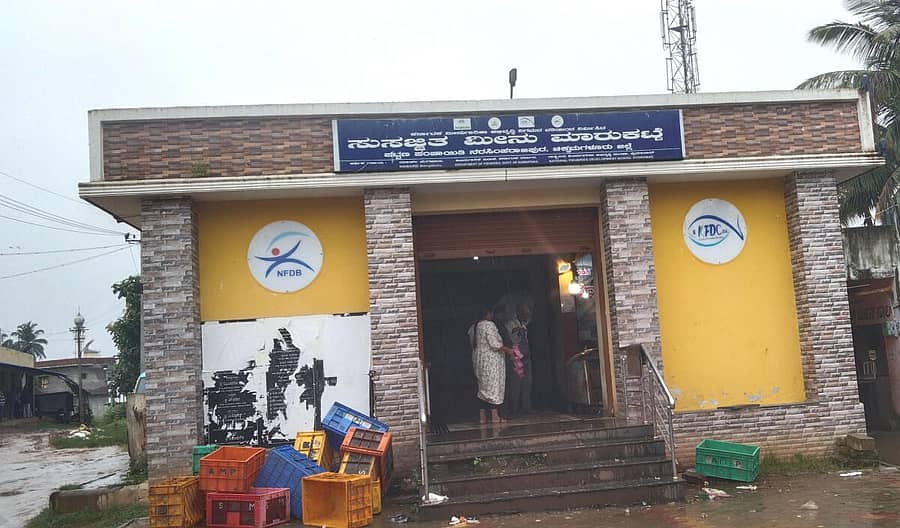 <div class="paragraphs"><p>ನರಸಿಂಹರಾಜಪುರ ಪಟ್ಟಣದ ಹಳೆ ಪೇಟೆಯಲ್ಲಿ ನಿರ್ಮಿಸಿರುವ ಮೀನು ಮಾರುಕಟ್ಟೆ ಕಟ್ಟಡ</p></div><div class="paragraphs"></div><div class="paragraphs"><p><br></p></div>