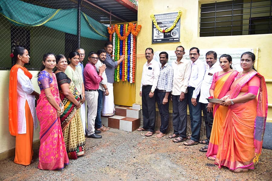 ಆರೂರು ಹಿರಿಯ ಪ್ರಾಥಮಿಕ ಶಾಲೆಯಲ್ಲಿ ಶನಿವಾರ ಎಂ.ಆರ್.ಪಿ.ಎಲ್ ವತಿಯಿಂದ ನಿರ್ಮಿಸಲಾದ ಶೌಚಾಲಯ ಕಟ್ಟಡ ಉದ್ಘಾಟಿಸಲಾಯಿತು