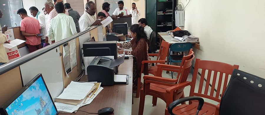 ಜಗಳೂರಿನ ತಹಶೀಲ್ದಾರ್ ಕಚೇರಿಯಲ್ಲಿ  ಮಧ್ಯಾಹ್ನ 12 ಗಂಟೆ ವೇಳೆಗೆ ಸಿಬ್ಬಂದಿ ಕುರ್ಚಿಗಳು ಖಾಲಿಯಾಗಿರುವುದು