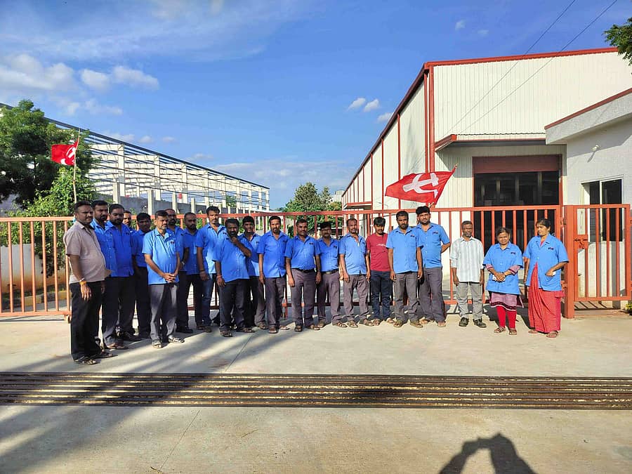 ಹಾರೋಹಳ್ಳಿ ಕೈಗಾರಿಕಾ ಪ್ರದೇಶದಲ್ಲಿ ಕಾರ್ಮಿಕರು ಪ್ರತಿಭಟನೆ ನಡೆಸಿದರು