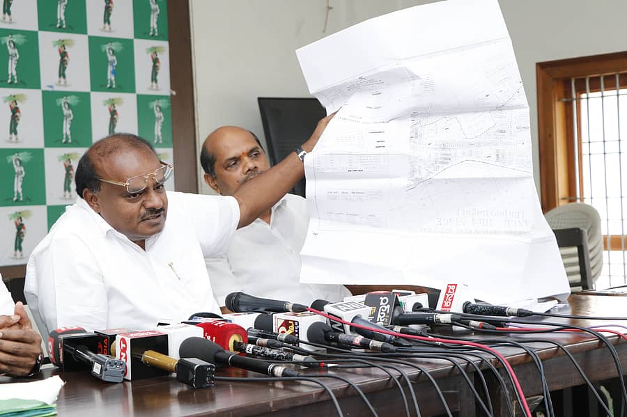 <div class="paragraphs"><p>ಮುಡಾ ಜಮೀನು ಭೂಸ್ವಾಧೀನ ಮತ್ತು ನಿವೇಶನ ಮಂಜೂರಾತಿಗೆ ಸಂಬಂಧಿಸಿದ ನಕ್ಷೆ ಮತ್ತು ದಾಖಲೆಗಳನ್ನು ಎಚ್.ಡಿ. ಕುಮಾರಸ್ವಾಮಿ ಅವರು ಸುದ್ದಿಗೋಷ್ಠಿಯಲ್ಲಿ ಪ್ರದರ್ಶಿಸಿದರು. ಮಾಜಿ ಶಾಸಕ ಬಂಡೆಪ್ಪ ಕಾಶೆಂಪೂರ ಉಪಸ್ಥಿತರಿದ್ದರು</p></div>