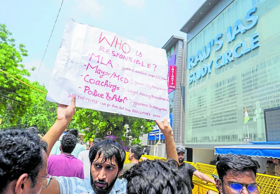 <div class="paragraphs"><p>ಹೊಣೆ ಯಾರು...? ಮೂವರು ಯುಪಿಎಸ್ಸಿ ಆಕಾಂಕ್ಷಿಗಳು ಮೃತಪಟ್ಟ ದೆಹಲಿಯ ಕೋಚಿಂಗ್ ಕೇಂದ್ರದ ಮುಂಭಾಗ ಸೋಮವಾರ ಆಕಾಂಕ್ಷಿಯೊಬ್ಬರು ಘಟನೆಗೆ ಹೊಣೆ ಯಾರು ಎಂದು ಪ್ರಶ್ನಿಸುವ ಫಲಕ ಪ್ರದರ್ಶಿಸಿದರು</p></div>