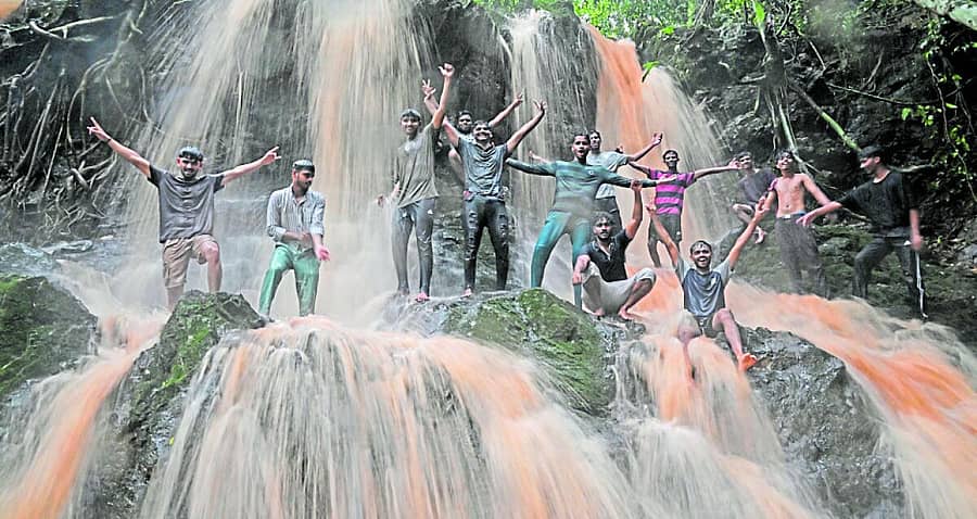 <div class="paragraphs"><p>ದಕ್ಷಿಣ ಕನ್ನಡ ಜಿಲ್ಲೆಯಲ್ಲಿ ಎರಡು ವಾರಗಳಿಂದ ಉತ್ತಮ ಮಳೆಯಾಗುತ್ತಿದ್ದು, ಮಂಗಳೂರು ಸಮೀಪದ ಅಡ್ಯಾರ್ನ ಜಲಪಾತವೊಂದರಲ್ಲಿ ಪ್ರವಾಸಿಗರು ನೀರಾಟದಲ್ಲಿ ನಿರತರಾಗಿದ್ದರು – ಪ್ರಜಾವಾಣಿ ಚಿತ್ರ / ಫಕ್ರುದ್ದೀನ್ ಎಚ್ </p></div>