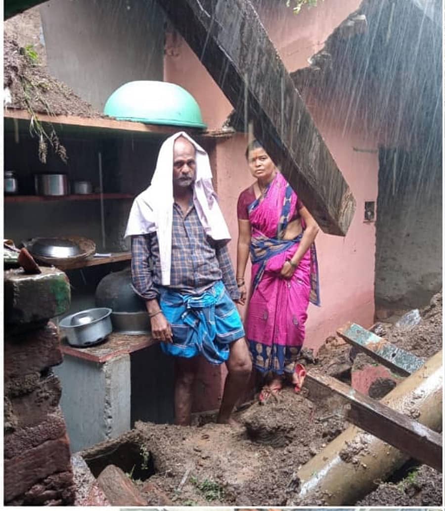 ರಾಣೆಬೆನ್ನೂರು ತಾಲ್ಲೂಕಿನ ಕಜ್ಜರಿ ಗ್ರಾಮದಲ್ಲಿ ಸತತ ಮಳೆಯಿಂದಾಗಿ ಹನುಮಂತಪ್ಪ ನೇಮಪ್ಪ ಲಮಾಣಿ ಎಂಬುವರ ಮನೆ ನೆಲಮಹಡಿ ಗೋಡೆ ಕುಸಿದು ಬಿದ್ದು ಹಾನಿಗೊಂಡಿದೆ .