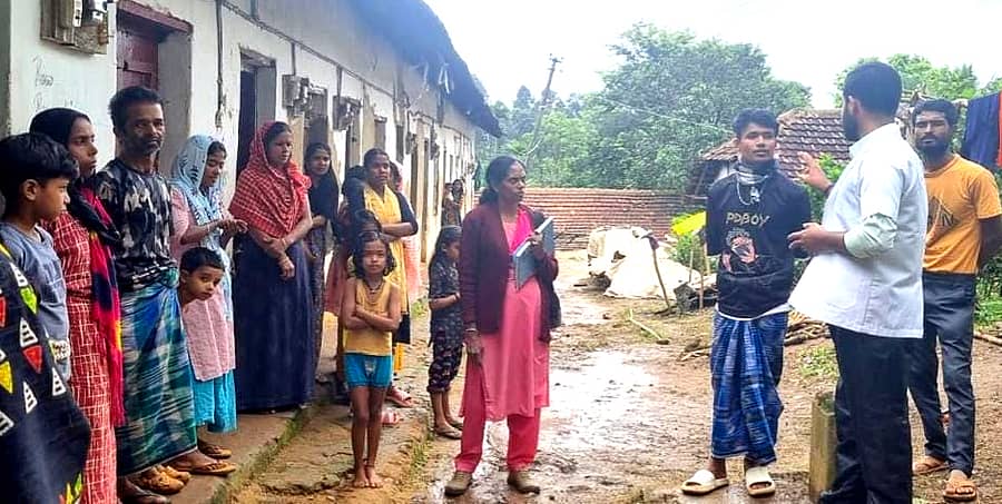 ಸಿದ್ದಾಪುರದ ವಿವಿಧ ವಾರ್ಡ್ಗಳ ಮನೆಗಳಲ್ಲಿ ಆರೋಗ್ಯ ಇಲಾಖೆಯ ಸಿಬ್ಬಂದಿ ಜನರಿಗೆ ಡೆಂಗಿ ಜ್ವರ, ಸೊಳ್ಳೆ ನಿಯಂತ್ರಣ ಕುರಿತು ಜಾಗೃತಿ ಮೂಡಿಸಿದರು.