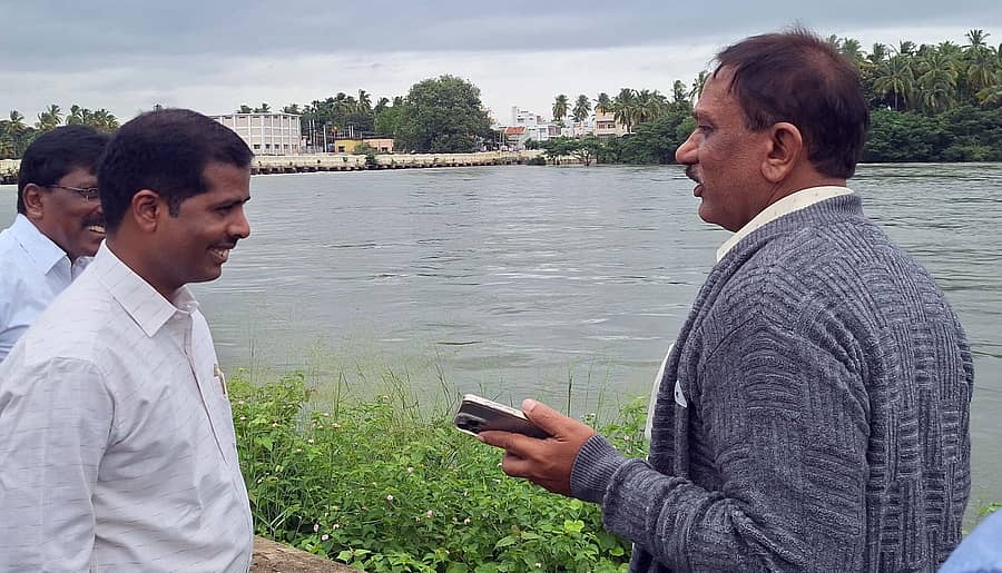 ಶ್ರೀರಂಗಪಟ್ಟಣ ತಾಲ್ಲೂಕಿನ ಕೆಆರ್ಎಸ್ ಅಣೆಕಟ್ಟೆಯಿಂದ ಒಂದು ಲಕ್ಷ ಕ್ಯುಸೆಕ್ ನೀರನ್ನು ನದಿಗೆ ಹರಿಸಿರುವ ಹಿನ್ನೆಲೆಯಲ್ಲಿ ಪಟ್ಟಣದ ಬಳಿ ಕಾವೇರಿ ನದಿ ಮೈದುಂಬಿ ಹರಿಯುತ್ತಿದ್ದು, ಶಾಸಕ ರಮೇಶ ಬಂಡಿಸಿದ್ದೇಗೌಡ, ಜಿಲ್ಲಾಧಿಕಾರಿ ಕುಮಾರ ಶುಕ್ರವಾರ ಸ್ಥಳಕ್ಕೆ ಭೇಟಿ ನೀಡಿ ಪರಿಶೀಲಿಸಿದರು