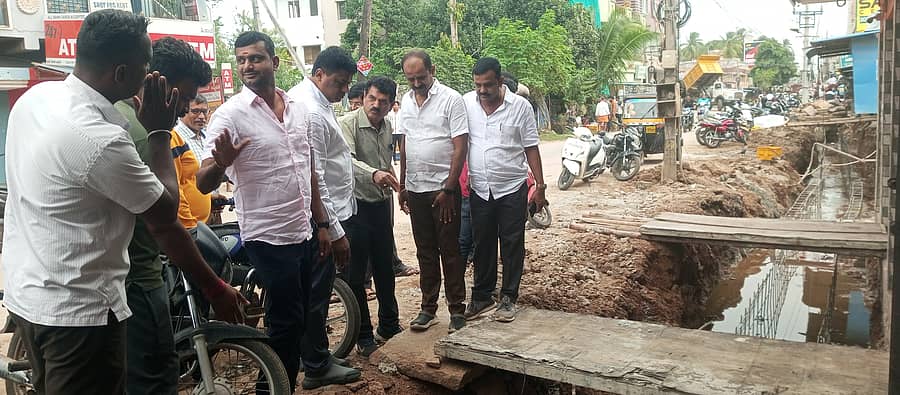 ಮಂಡ್ಯ ನಗರದಲ್ಲಿ ಅಭಿವೃದ್ಧಿ ಕಾಮಗಾರಿ ವೀಕ್ಷಣೆ ಮಾಡಿದ ಶಾಸಕ ಪಿ.ರವಿಕುಮಾರ್ ಅವರು ಅಧಿಕಾರಿಗಳಿಂದ ಮಾಹಿತಿ ಪಡೆದರು