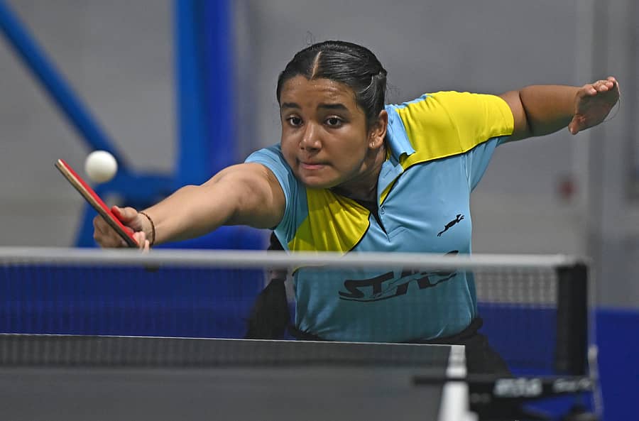 15 ವರ್ಷದೊಳಗಿನ ಬಾಲಕಿಯರ ಫೈನಲ್‌ನಲ್ಲಿ ತನಿಷ್ಕಾ ಕಪಿಲ್‌ ಕಾಲಭೈರವ್‌ ಚೆಂಡು ಹಿಂದಿರುಗಿಸಿದ ರೀತಿ -ಪ್ರಜಾವಾಣಿ ಚಿತ್ರ/ಫಕ್ರುದ್ದೀನ್ ಎಚ್