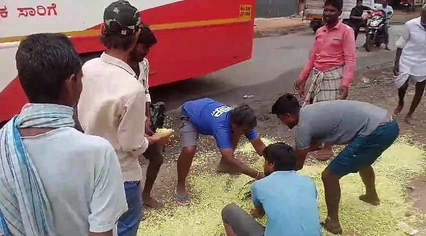 ಹಗರಿಬೊಮ್ಮನಹಳ್ಳಿ ತಾಲ್ಲೂಕಿನ ಪಿಂಜಾರ್ ಹೆಗ್ಡಾಳು ಗ್ರಾಮದಲ್ಲಿ ಬೆಳೆಗಾರರು ಭಾನುವಾರ ಬಸ್ ಪ್ರಯಾಣಿಕರಿಗೆ ಉಚಿತವಾಗಿ ಮಲ್ಲಿಗೆ ಮೊಗ್ಗುಗಳನ್ನು ಹಂಚಿದರು