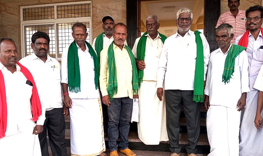 ಮೊಳಕಾಲ್ಮುರಿನ ತಾಲ್ಲೂಕು ಕಚೇರಿ ಎದುರು ಶನಿವಾರ ರಾಜ್ಯ ರೈತ ಸಂಘದ ಕಾರ್ಯಕರ್ತರು ಪ್ರತಿಭಟನೆ ನಡೆಸಿದರು