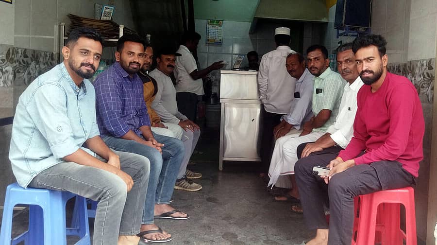 <div class="paragraphs"><p>ಚನ್ನಪಟ್ಟಣದ ಜಗದೀಶ್ ಹೋಟೆಲ್ನಲ್ಲಿ ಸಿಗುವ ಸೆಟ್ ಬೆಣ್ಣೆ ದೋಸೆಗಾಗಿ ಕಾದು ಕುಳಿತ ದೋಸೆ ಪ್ರಿಯರು</p></div>