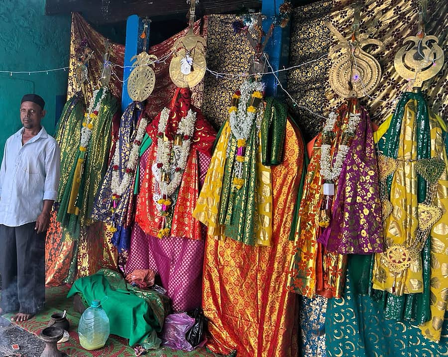 ಲಿಂಗಸುಗೂರು ತಾಲ್ಲೂಕು ಕುಪ್ಪಿಗುಡ್ಡ ಗ್ರಾಮದಲ್ಲಿ ಹಿಂದುಗಳೇ ಮೊಹರಂ ಹಬ್ಬದ ನಿಮಿತ್ತ ಅಲಾಯಿ ದೇವರು ಸ್ಥಾಪನೆ ಮಾಡಿರುವುದು