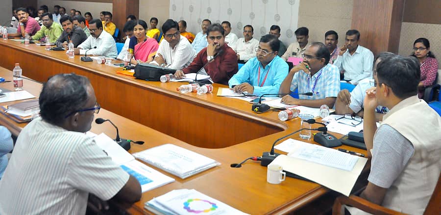 ಡೆಂಗಿ ಜಾಗೃತಿ ಕುರಿತು ಕೊಪ್ಪಳದಲ್ಲಿ ಇತ್ತೀಚೆಗೆ ನಡೆದ ಸಭೆಯಲ್ಲಿ ಜಿಲ್ಲಾಧಿಕಾರಿ ನಲಿನ್ ಅತುಲ್ ಮಾತನಾಡಿದರು