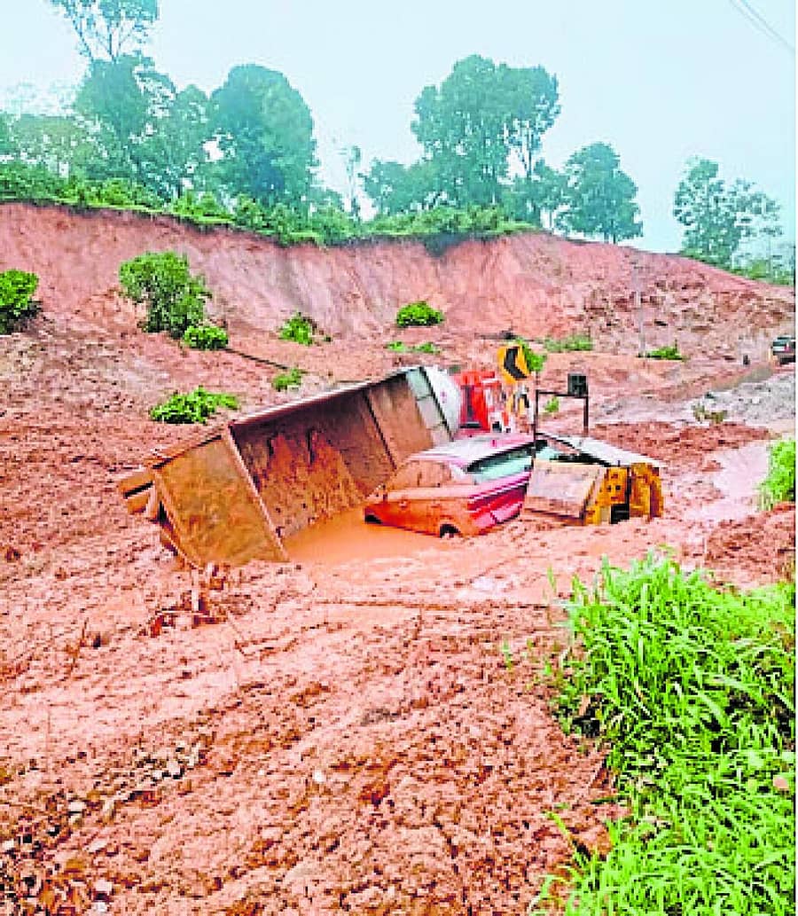 <div class="paragraphs"><p>ದೊಡ್ಡತಪ್ಪಲೆ ಬಳಿ ಮಂಗಳವಾರ ಭೂಕುಸಿತದಲ್ಲಿ ಲಾರಿ, ಟ್ಯಾಂಕರ್ ಉರುಳಿ ಬಿದ್ದಿದ್ದು, ಕಾರುಗಳು ಮಣ್ಣಿನಡಿ ಸಿಲುಕಿದ್ದವು</p></div>