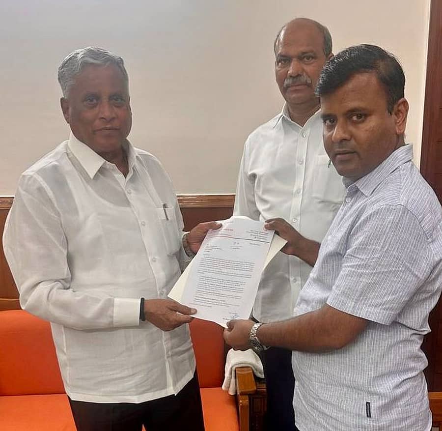 ರೈಲ್ವೆ ಖಾತೆ ರಾಜ್ಯ ಸಚಿವ ವಿ. ಸೋಮಣ್ಣ ಅವರಿಗೆ ಬಿಜೆಪಿ ರಾಜ್ಯ ಕಾರ್ಯಕಾರಣಿ ಸದಸ್ಯ ಡಾ. ಬಸವರಾಜ ಕ್ಯಾವಟರ್ ಮನವಿ ಸಲ್ಲಿಸಿದರು