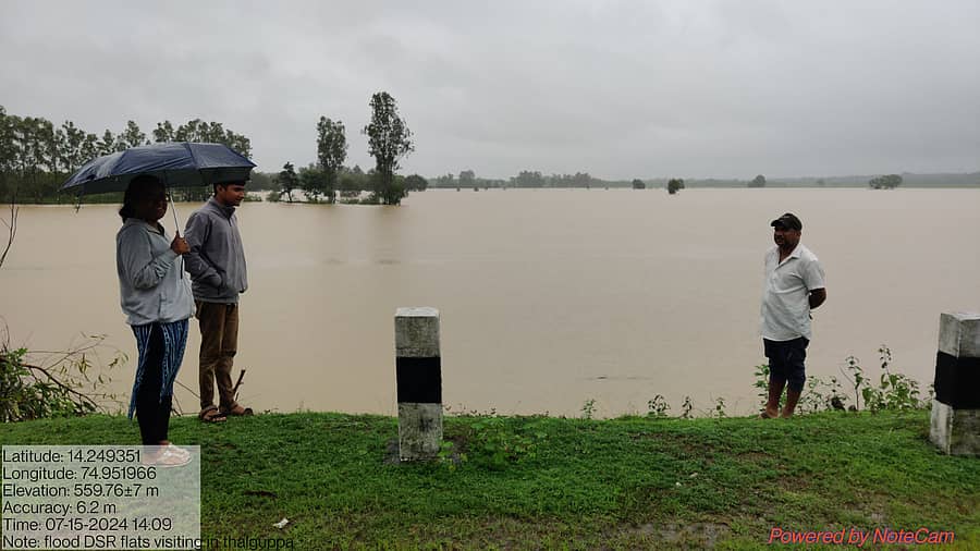 ಸಾಗರ ತಾಲ್ಲೂಕಿನ ತಾಳಗುಪ್ಪ ಹೋಬಳಿಯಲ್ಲಿ ಮಂಡಗಳಲೆ ಸಮೀಪ ವರದಾ ನದಿ ಪ್ರವಾಹದಿಂದ ಭತ್ತದ ಗದ್ದೆ ಸಂಪೂರ್ಣವಾಗಿ ಜಲಾವೃತಗೊಂಡಿರುವುದು